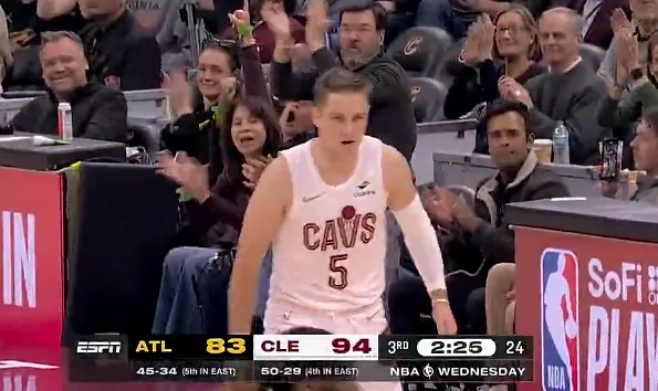 kaiyun-梅里尔三分命中，骑士第三节已打出34-16领先到两位数分差